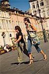 Frauen gehen auf Palazzo Madama, Turin, Italien