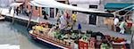 Barge épicerie amarrée sur le canal, Venise, Italie.