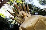 Statue de Bouddha sur la colline du Phu Si faible angle de vue, Luang Prabang, Laos