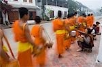 Moines novices sur la collecte des aumônes à l'aube, Luang Prabang, au Laos du Nord (patrimoine mondial UNESCO)