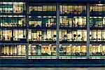 Extérieur de bâtiment de bureau éclairé au crépuscule, plein cadre, Londres, Angleterre, RU