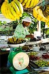 Vendeur de fruits peser les bananes, Terengganu, Malaisie