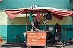 Cordonnier, réparer les chaussures à la rue, la ville de Mexico, Etat de Mexico, Mexique