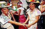 Jeunes filles en costume traditionnel au festival de Mexico City, Mexique
