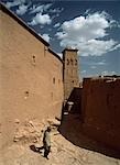 Homme marchant dans les ruelles d'ACI, Benhaddou, Maroc