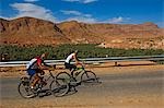 Cyclistes le long de la route des 1000 Kasbahs, vallée du Todra, Tinerhir, Maroc