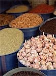 Haufen von Gewürzen und Knoblauch zu verkaufen in der Gewürzmarkt von Marrakesch, Marokko.