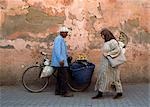 Mann mit Fahrrad Verkauf von Orangen, Marrakesch, Marokko