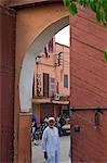 Homme debout dans la porte du Palais de la Bahia, Marrakech, Maroc