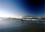 Blick auf Kapstadt und den Tafelberg im Morgengrauen gesehen vom Strand Blaubergstrand, Südafrika.