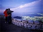 Famille en admirant la vue du Cap au crépuscule comme vu depuis le sommet de la montagne de la Table, en Afrique du Sud.