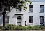 Femme qui marche le long de la maison coloniale, Western Cape, Afrique du Sud