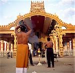 Fidèles en prière à l'extérieur du Temple principal, Jaffna, Sri Lanka