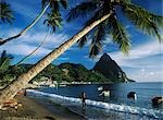 Old Man zieht im Fischerboot, Soufriere mit Pitons im Hintergrund, St Lucia