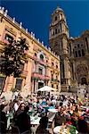Personnes aux tables de café sur la place en face de la cathédrale et le palais épiscopal, Malaga, Andalousie, Espagne