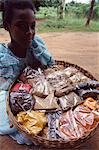 Girl holding panier d'épices, île de Zanzibar, Tanzanie