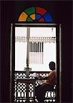 Homme lisant le journal, Stone Town, Zanzibar, Tanzanie