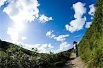 Femelle walker sur sentier, North Devon, Exmoor, Royaume-Uni