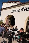 Gens assis au café en plein air, San Diego, Californie, USA