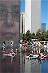 Personnes jouant à la Crown Fountain au Millenium Park, Chicago, Illinois, USA