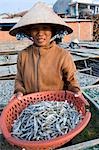 Portrait d'homme au chapeau conique asiatique par port, Hoi An, Vietnam