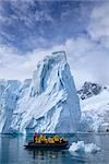 Touristes en bateau Zodiac par Iceberg, Antarctique