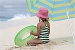 Petite fille jouant sur la plage, Paradise Island, Bahamas