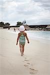 Petite fille marchant sur la plage, Paradise Island, Bahamas