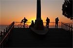 Silhouette de personnes sur le Pier, Santa Monica, Californie, USA