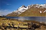 Bateau à rames sur le rivage, Raftsund, Lofoten, Norvège