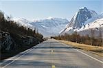 Montagnes et la route près de Tromso, Norvège