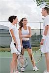Groupe de personnes jouant au Tennis