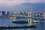 Pont de l'arc-en-ciel et la Skyline de Tokyo, Japon