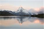 Matterhorn est reflétée dans le lac au coucher du soleil