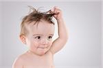 Baby mit zerzausten Haaren