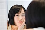 Japanische Frau im Spiegel