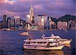 Deux yachts bateaux à victoria harbour, Hong Kong