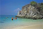 Baigneurs sur la plage de l'île Khai, Thaïlande