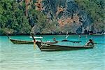 Bateaux de longue queue à Monkey Bay, Thaïlande