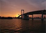 Pont de l'arc-en-ciel au coucher du soleil