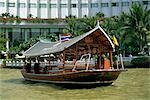Un bateau hôtel ferries de personnes à travers le fleuve Chao Phraya, Bangkok
