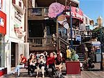 Touristen, die Ruhe vor einem Restaurant am Fisherman's Wharf, San Francisco