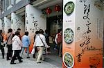 Reisegruppen, die Eingabe in das Restaurant gedämpfte Knödel, Taipei, Taiwan