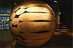 Une sculpture en bois en forme de boule dans le hall du Grand Hyatt Hotel, Taipei, Taiwan