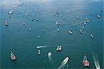 Vue aérienne du port de Victoria achalandé avec des bateaux et péniches, Hong Kong