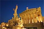 Pallas Athene-Brunnen und Parlamentsgebäude in der Abenddämmerung, Wien, Österreich