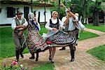Danses folkloriques sur ferme équestre dans la Puszta, Hongrie, Europe