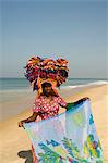 Fournisseurs locaux vendant des vêtements de plage sur la plage près de l'hôtel Leela, Mobor, Goa, Inde, Asie
