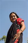 Jeune fille sur les ghats ci-dessous Ahilya Fort, Mansour, Madhya Pradesh, l'état en Inde, Asie