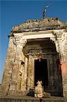 Petit temple hindou au milieu de la rivière Narmada, Mansour, Madhya Pradesh État, Inde, Asie